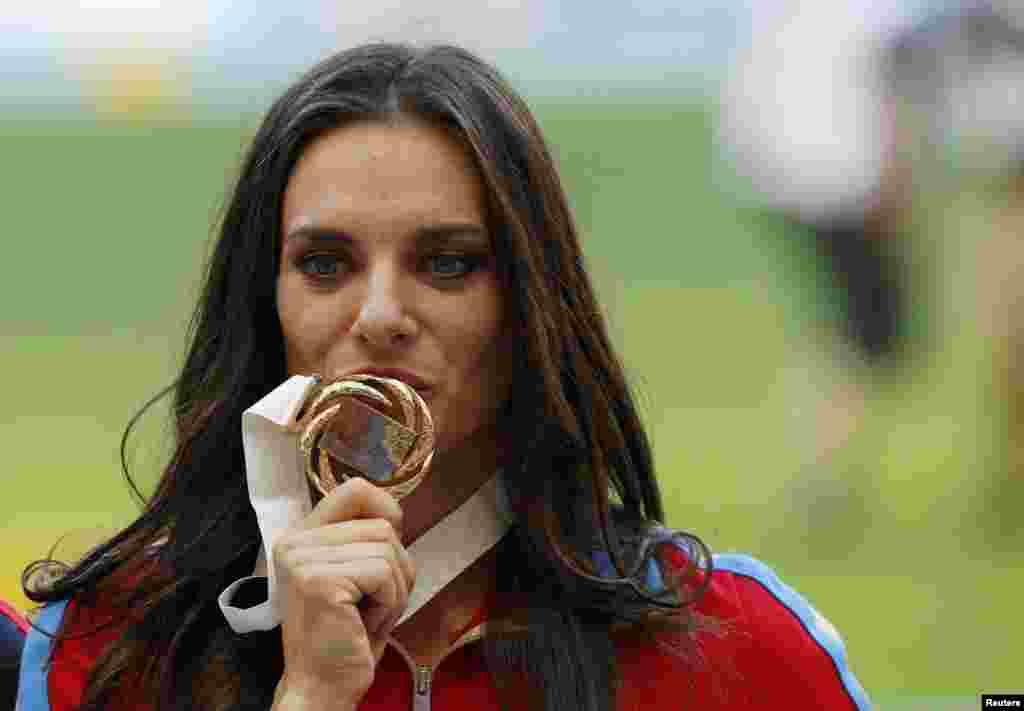 Aurul sportivei ruse Elena Isinbayeva la Campionatul mondial de atletism din Moscova