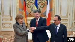 Ukrainanyň, Germaniýanyň we Fransiýanyň ýolbaşçylary P.Poroşenko (o), A.Merkel (ç) we F.Hollande (s), Kiýew, 5-nji fewral, 2015. 