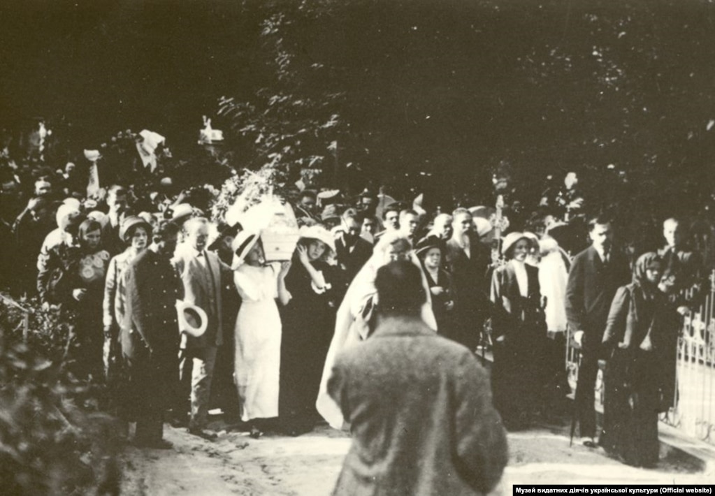 Жалобна процесія з тілом Лесі Українки на Байковому кладовищі. Київ, 7 серпня 1913 року