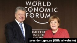 Президент України Петро Порошенко і канцлер Німеччини Анґела Меркель. Давос, 23 січня 2019 року