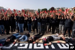 Семьи израильских заложников, захваченных боевиками ХАМАС, проводят акцию с требованием освобождения своих близких 23 апреля 2024 года