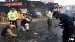 Pakistanyň howpsuzlyk güýçleri bombaly hüjümiň bolan ýerinde barlag geçirýärler, Peşawar, 19-njy ýanwar, 2016