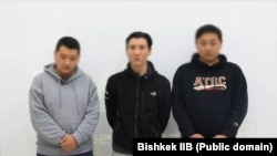 Кыргыз тили жөнүндө мыскыл видео чыгарган блогерлер милицияга жеткирилип, кечирим сурады.