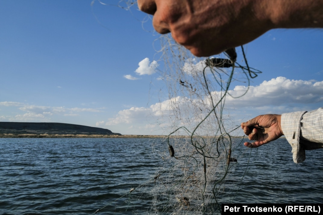 Аяқтардың арасына бас ұру