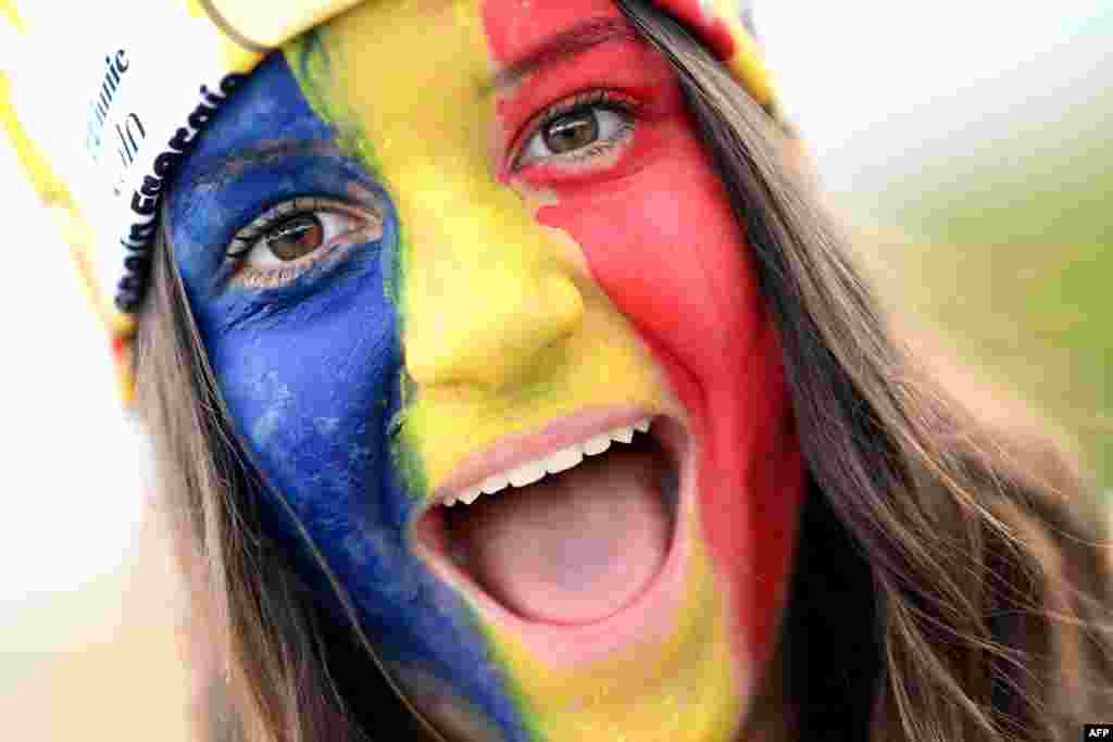 O tânără pictată pe față în culorile steagului României. România a pierdut meciul din optimi cu Olanda, scor 0-3.
