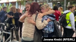 Suze i zagrljaji: Na vest o prebacivanju troje aktivista u kućni pritvor, 20. maj 2025.