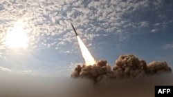 Imagini cu ceea ce televiziunea de stat iraniană susține că ar fi rachete lansate împotriva bazelor israeliene și americane din Emiratele Arabe Unite și Kuweit. 