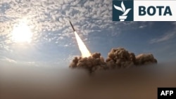 Transmetuesi shtetëror iranian pretendoi më 26 mars se ka transmetuar raketat e lëshuara kundër bazave izraelite dhe amerikane në Emiratet e Bashkuara Arabe dhe në Kuvajt.