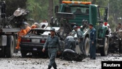 Афганські силовики оглядають місце вибуху в Кабулі, 3 травня 2017 року