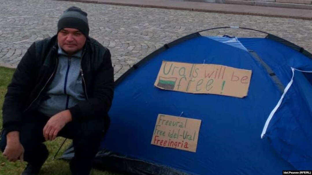 Андрей Романов в ходе акции перед парламентом Финляндии