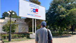 Un bărbat, în fața unui panou electoral pentru alegerile parlamentare din Rusia la Tiraspol, pe 19 septembrie 2026