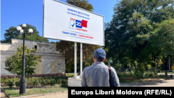 Un bărbat, în fața unui panou electoral pentru alegerile parlamentare din Rusia la Tiraspol, pe 19 septembrie 2026