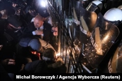 Член партии "Право и справедливость" Мариуш Госек принимает участие в акции протеста у здания Конституционного трибунала, 30 октября 2026 года