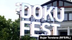 Logoja e festivalit "Dokufest" në Prizren.
