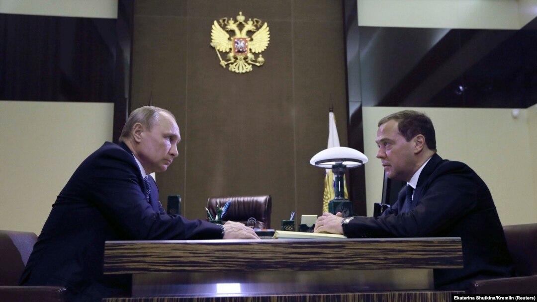 Vladimir Putin (solda) və Dmitry Medvedev 