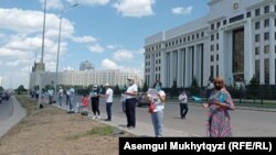 Бас прокуратура алдында флешмоб жасап тұрған сот шешіміне наразылар. Нұр-Сұлтан, 28 маусым 2021 жыл.
