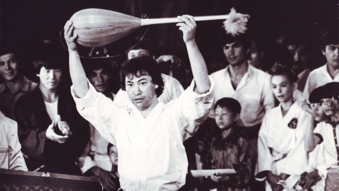 жұмыста үлкен бастары бар кискалар