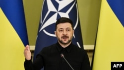 Однак президент Зеленський, визнають в НАТО, має рацію в тому, що Україна потерпає від гострого дефіциту критично важливих боєприпасів – «таких як ракети PAC-3 і PAC-2»