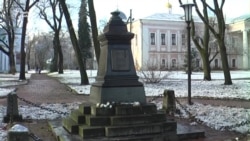 Невідомі поцупили пам’ятник Пушкіну в Чернігові (відео)