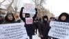 На согласованный митинг люди пришли с плакатами, содержание которых не понравилось властям. Уральск, 28 февраля 2021 года. 