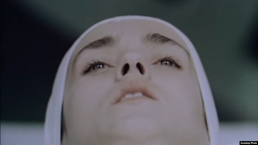 Rochie albă de dantelă are premiera în octombrie 1989. Un film de Dan Pița. Scenariul: D. R. Popescu, șeful Uniunii scriitorilor și contestat de mulți pentru lipsa de atitudine în cazul scriitorilor disidenți persecutați. 