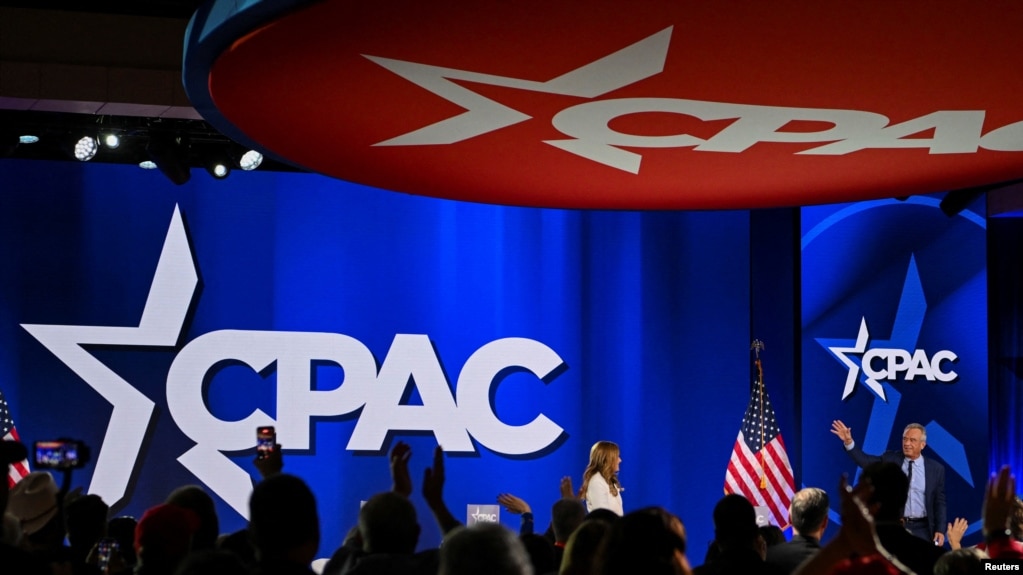 «کنفرانس اقدام سیاسی محافظه‌کاران» (سی‌پک). ۲۰۲۶؛ جایی که سخنرانی روز شنبهٔ شاهزاده رضا پهلوی در آن انجام شد