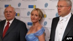 Autoarea romanelor cu Harry Potter, J.K. Rowling, împreună cu Mihail Gorbaciov și miliardarul rus Alexander Lebedev, patronul publicației web The Independent.