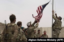 Военнослужащие США спускают флаг своей страны в рамках церемонии передачи американской базы силам обороны в Афганистане в мае 2021 года. Несколько месяцев спустя Афганистан был захвачен талибами