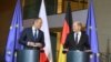 Premierul polonez Donald Tusk și cancelarul german Olaf Scholz au discutat despre apărarea comună, în fața amenințărilor Rusiei, la Berlin, Germania, pe 12 februarie 2024.