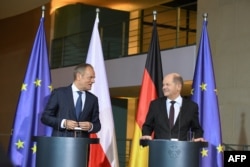 Premierul polonez Donald Tusk (st) a anulat un angajament din Germania, unde urma să se întâlnească cu cancelarul Olaf Scholz (dr).