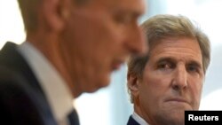 Britanski šef diplomatije Philp Hammond i američki državni sekretar John Kerry