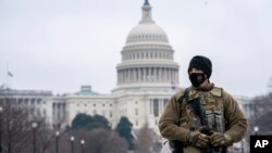 Национальный гвардеец охраняет здание Капитолия в дни проведения слушаний по второму импичменту Дональда Трампа, Вашингтон, 11 февраля 2021
