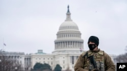 Garda Națională păzește clădirea Capitoliului în timpul celui de al doilea proces de „impeachment” al fostului președinte Donald Trump, Washington 11 februarie 2021.