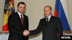 Moldova's Vlad Filat (left) meets with Vladimir Putin.