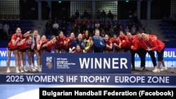 Националният отбор на България по хандбал при девойките до 19 години празнува титлата си от IHF Trophy в Прищина, 6 декември 2025 г.
