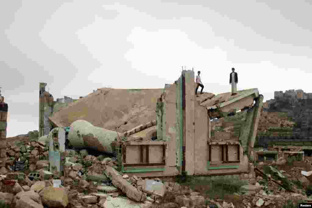 مسجدی در صنعا در یمن که هدف حملات هوایی ائتلاف به رهبری عربستان سعودی قرار گرفته است. ائتلاف به رهبری عربستان در حال حاضر حملاتی را در یمن علیه شورشیان حوثی انجام می&zwnj;دهد. این حملات البته به خاطر شمار بالای قربانیان غیرنظامی با انتقادهای شدید سازمان&zwnj;های بین&zwnj;المللی مدافع حقوق بشر روبه&zwnj;رو است. 