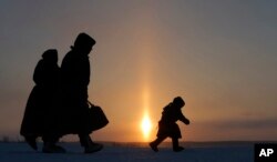 O familie din nordul Siberiei din regiunea Yamal-Nenets, la 2.500 de km de Moscova. Potrivit unui studiu din 2019 realizat de Rețeaua globală terestră pentru permafrost, stratul de gheață din Siberia se încălzește rapid, temperaturile crescând cu 0,3 grade Celsius în medie în fiecare deceniu.