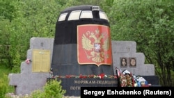 Мемориал погибшим подводникам в Мурманске.
