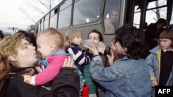 Nënat me fëmijët duke u larguar nga Vukovari i shkatërruar nga lufta. Nëntor, 1991.