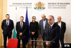 Вече бившият вицепремиер и министър на транспорта Гроздан Караджов при подписването на договорите с „БДЖ – Пътнически превози“ и „Ивкони Експрес“