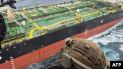 Militarii survolează cu un elicopter nava petrolieră rusă „Tagor”, supusă sancțiunilor, la aproximativ 400 de mile marine vest de coasta franceză a Bretaniei.