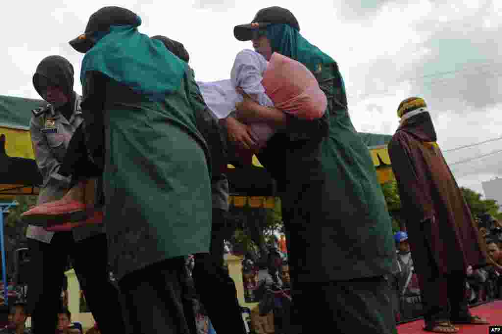 زنی پس از اجرای مجازات شلاق توسط ماموران به بیرون از محل مجازات منتقل می&zwnj;شود.