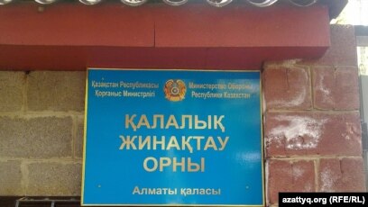 Подруги кискасын жалайды