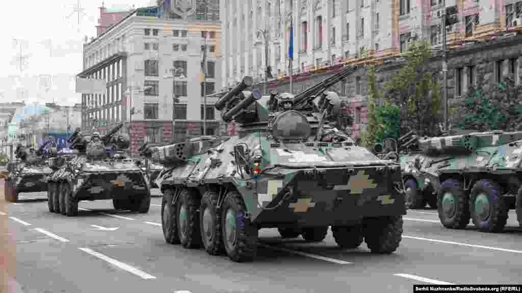 БТР-4Е. Понад 300 одиниць різної військової техніки проїхали вулицею Хрещатик та площею майдан Незалежності 