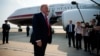 Američki predsednik Donald Tramp ulazi u predsednički avion, 1. jul 2026.