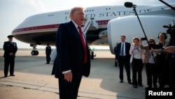 Američki predsednik Donald Tramp ulazi u predsednički avion, 1. jul 2026.
