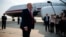 Američki predsednik Donald Tramp ulazi u predsednički avion, 1. jul 2026.