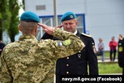 Комбриг 35 ОБрМП полковник Микола Палас (праворуч). 22 травня 2021 року