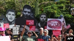 Izraelci drže transparente i slike talaca koje Hamas drži u Gazi, u Tel Avivu povodom godišnjice od napada palestinskih militanata, 7. oktobra 2025.