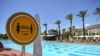 Një tabelë "Distanca sociale 1.5 metra" pranë pishinës së një hoteli në Antalia të Turqisë. 